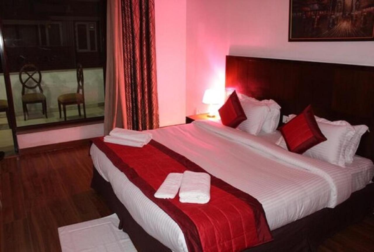 Lime Tree Hotel Sushant Lok Gurgaon Sector 29 Next To Iffco Chowk Metro Extérieur photo