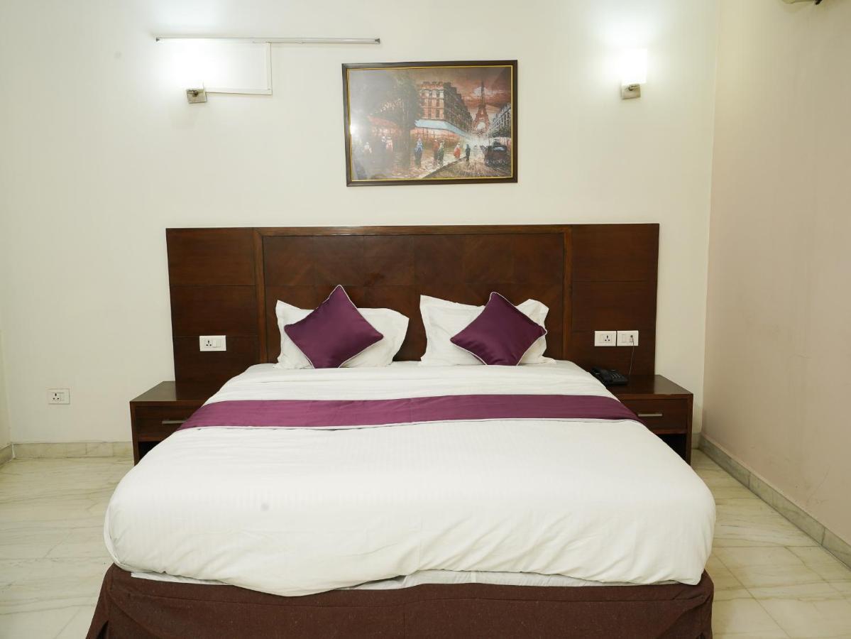 Lime Tree Hotel Sushant Lok Gurgaon Sector 29 Next To Iffco Chowk Metro Extérieur photo