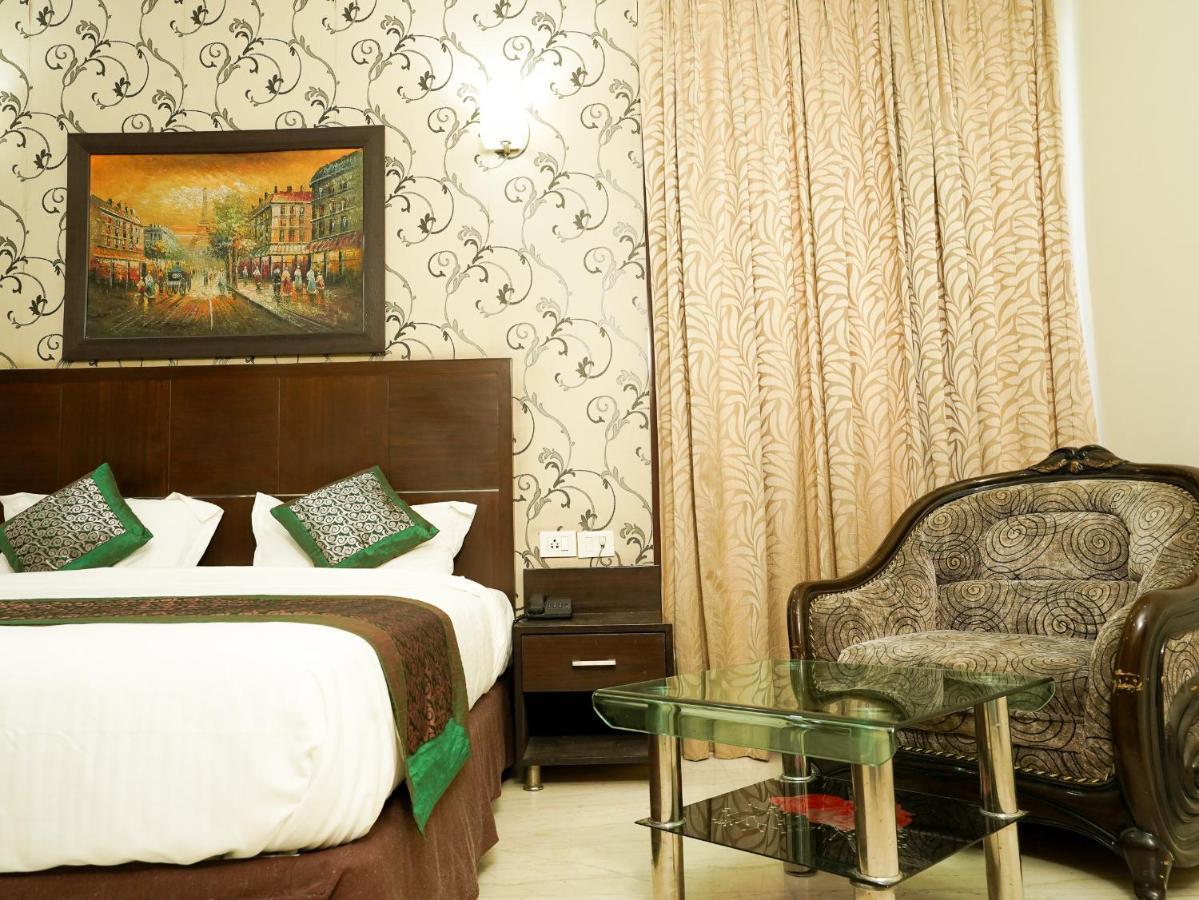 Lime Tree Hotel Sushant Lok Gurgaon Sector 29 Next To Iffco Chowk Metro Extérieur photo