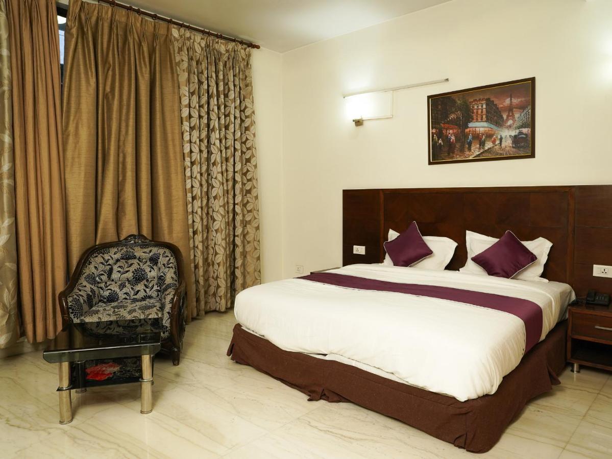 Lime Tree Hotel Sushant Lok Gurgaon Sector 29 Next To Iffco Chowk Metro Extérieur photo
