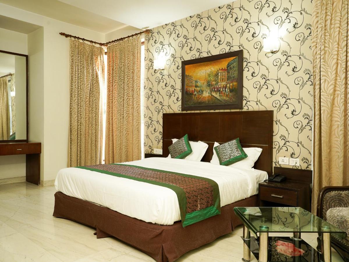 Lime Tree Hotel Sushant Lok Gurgaon Sector 29 Next To Iffco Chowk Metro Extérieur photo