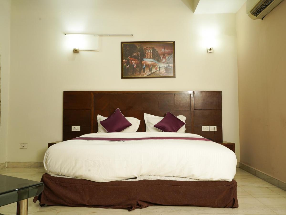Lime Tree Hotel Sushant Lok Gurgaon Sector 29 Next To Iffco Chowk Metro Extérieur photo