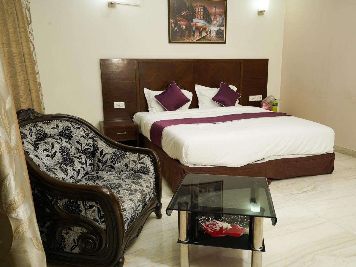 Lime Tree Hotel Sushant Lok Gurgaon Sector 29 Next To Iffco Chowk Metro Extérieur photo