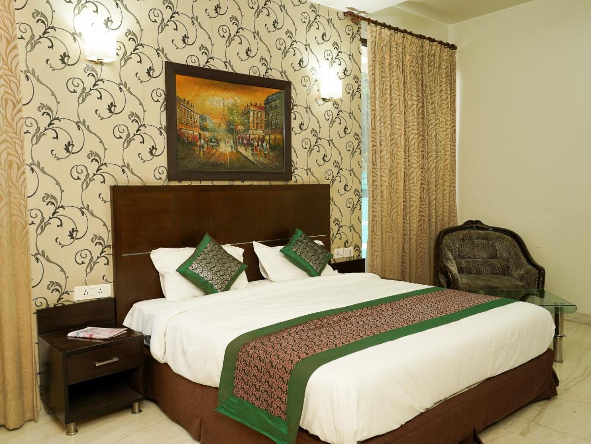 Lime Tree Hotel Sushant Lok Gurgaon Sector 29 Next To Iffco Chowk Metro Extérieur photo