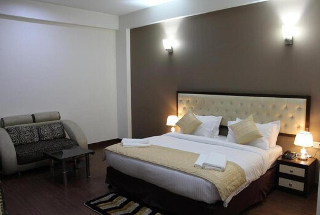 Lime Tree Hotel Sushant Lok Gurgaon Sector 29 Next To Iffco Chowk Metro Extérieur photo
