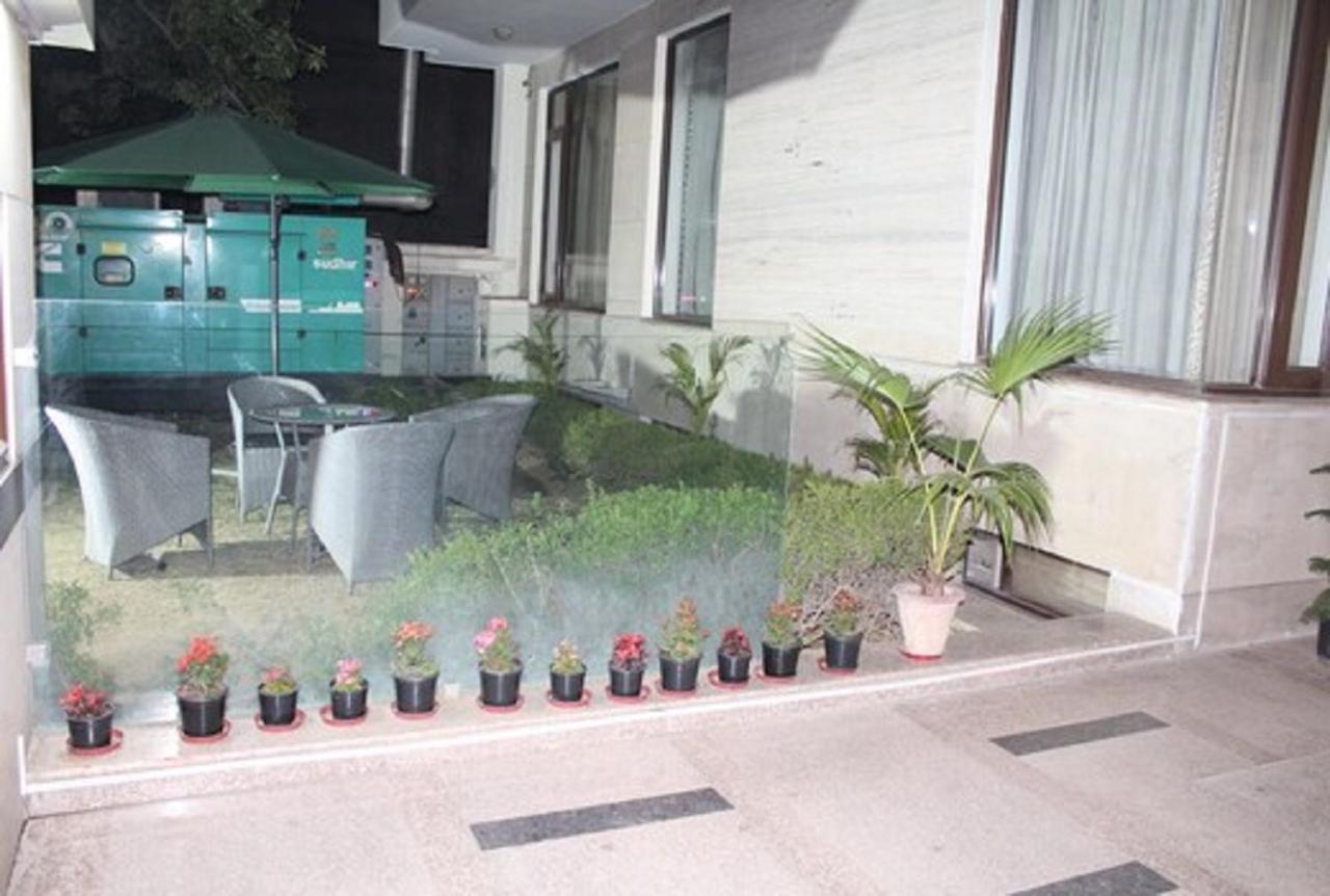 Lime Tree Hotel Sushant Lok Gurgaon Sector 29 Next To Iffco Chowk Metro Extérieur photo