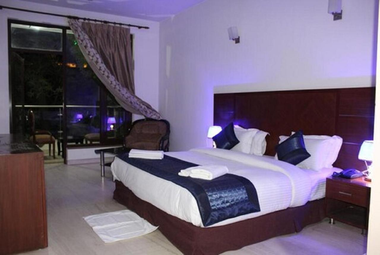 Lime Tree Hotel Sushant Lok Gurgaon Sector 29 Next To Iffco Chowk Metro Extérieur photo