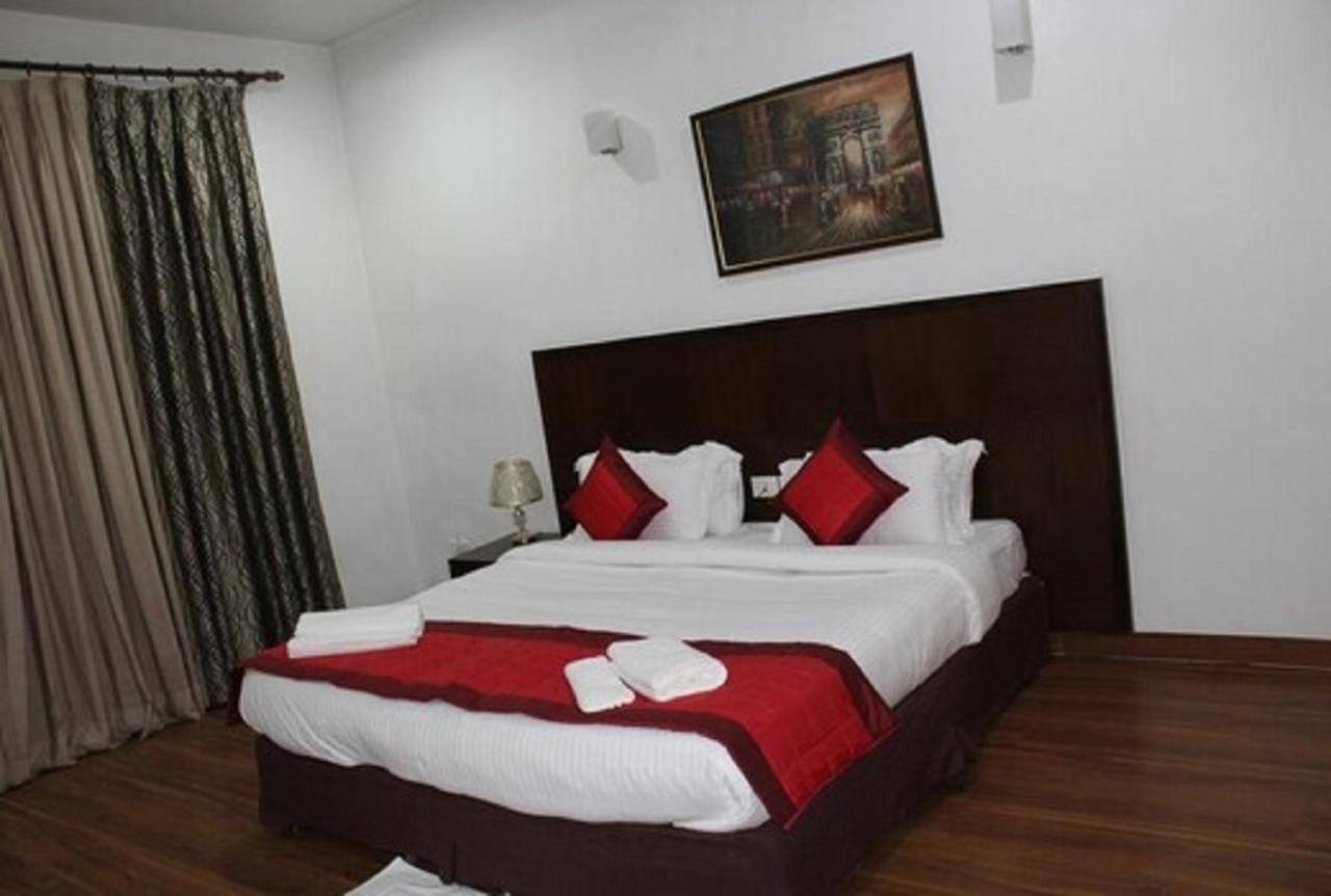 Lime Tree Hotel Sushant Lok Gurgaon Sector 29 Next To Iffco Chowk Metro Extérieur photo