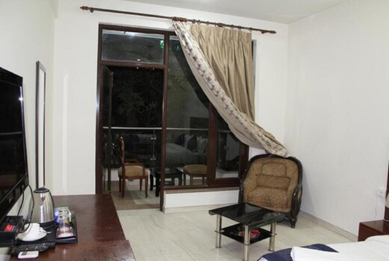 Lime Tree Hotel Sushant Lok Gurgaon Sector 29 Next To Iffco Chowk Metro Extérieur photo