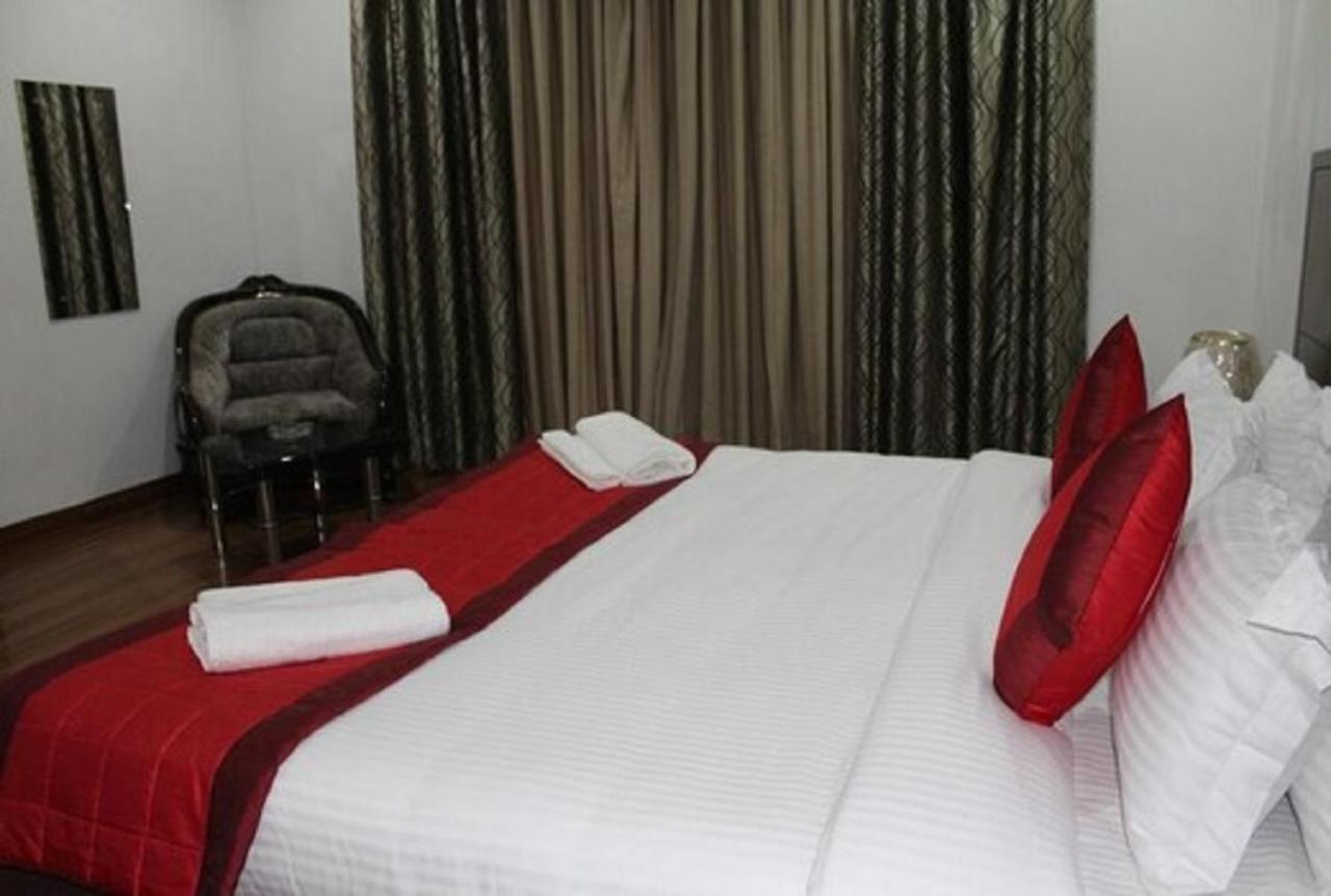 Lime Tree Hotel Sushant Lok Gurgaon Sector 29 Next To Iffco Chowk Metro Extérieur photo
