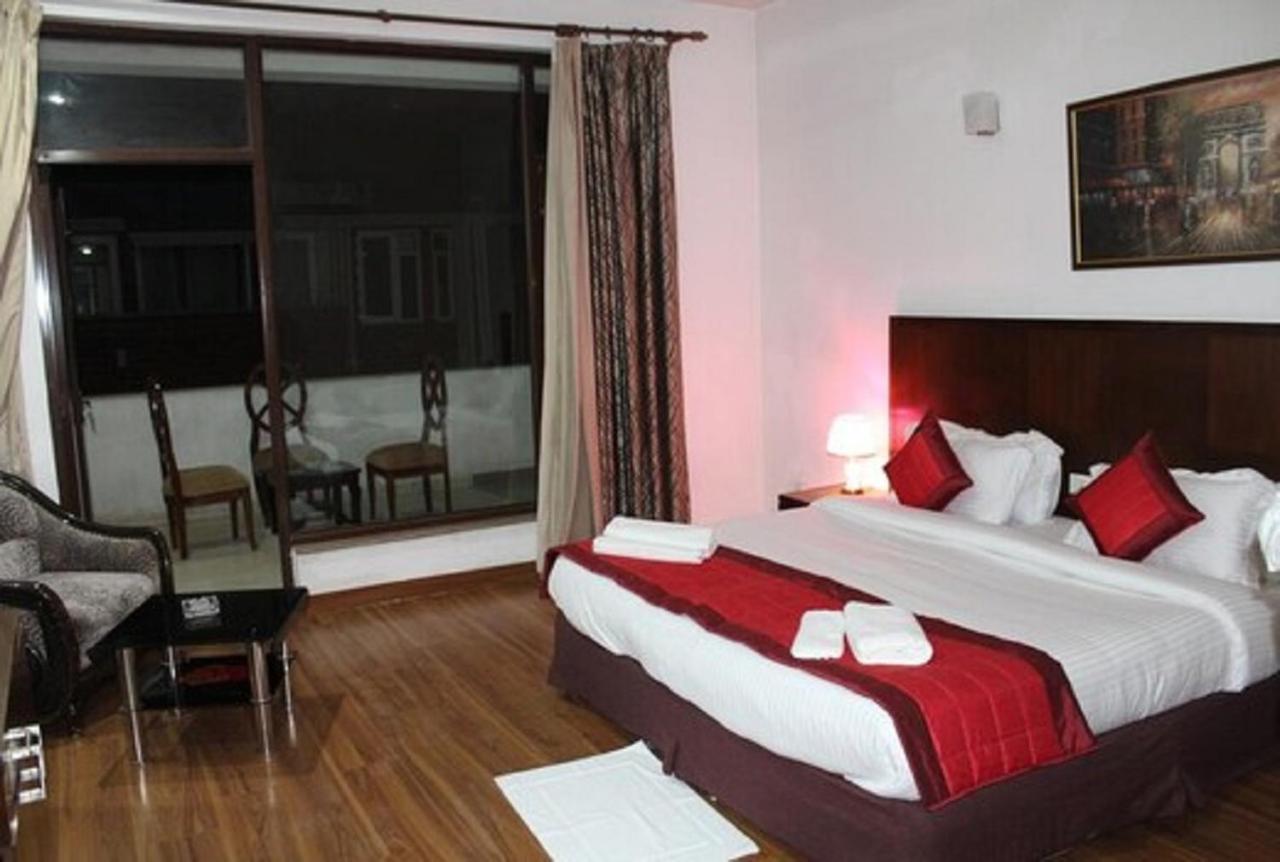 Lime Tree Hotel Sushant Lok Gurgaon Sector 29 Next To Iffco Chowk Metro Extérieur photo
