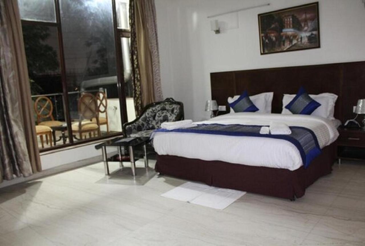 Lime Tree Hotel Sushant Lok Gurgaon Sector 29 Next To Iffco Chowk Metro Extérieur photo