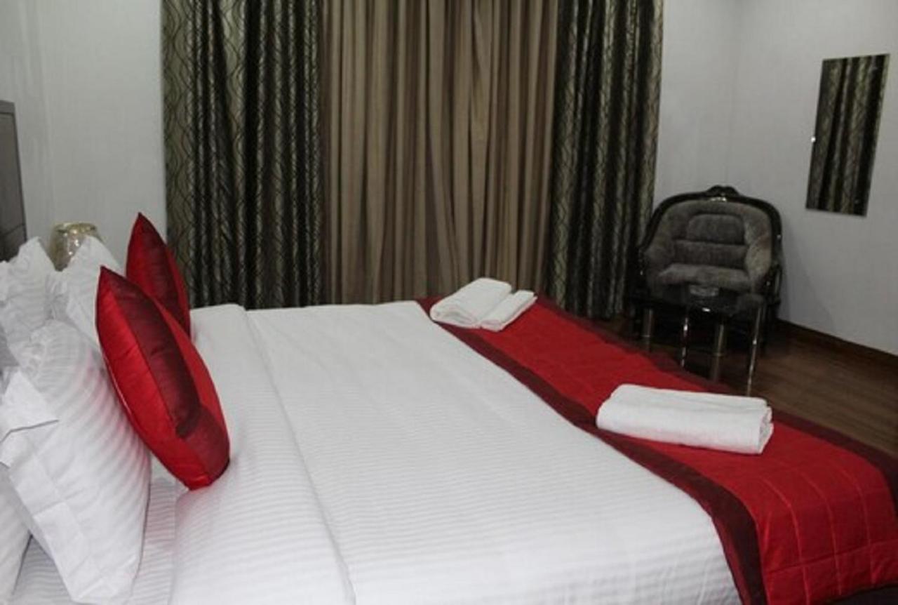 Lime Tree Hotel Sushant Lok Gurgaon Sector 29 Next To Iffco Chowk Metro Extérieur photo