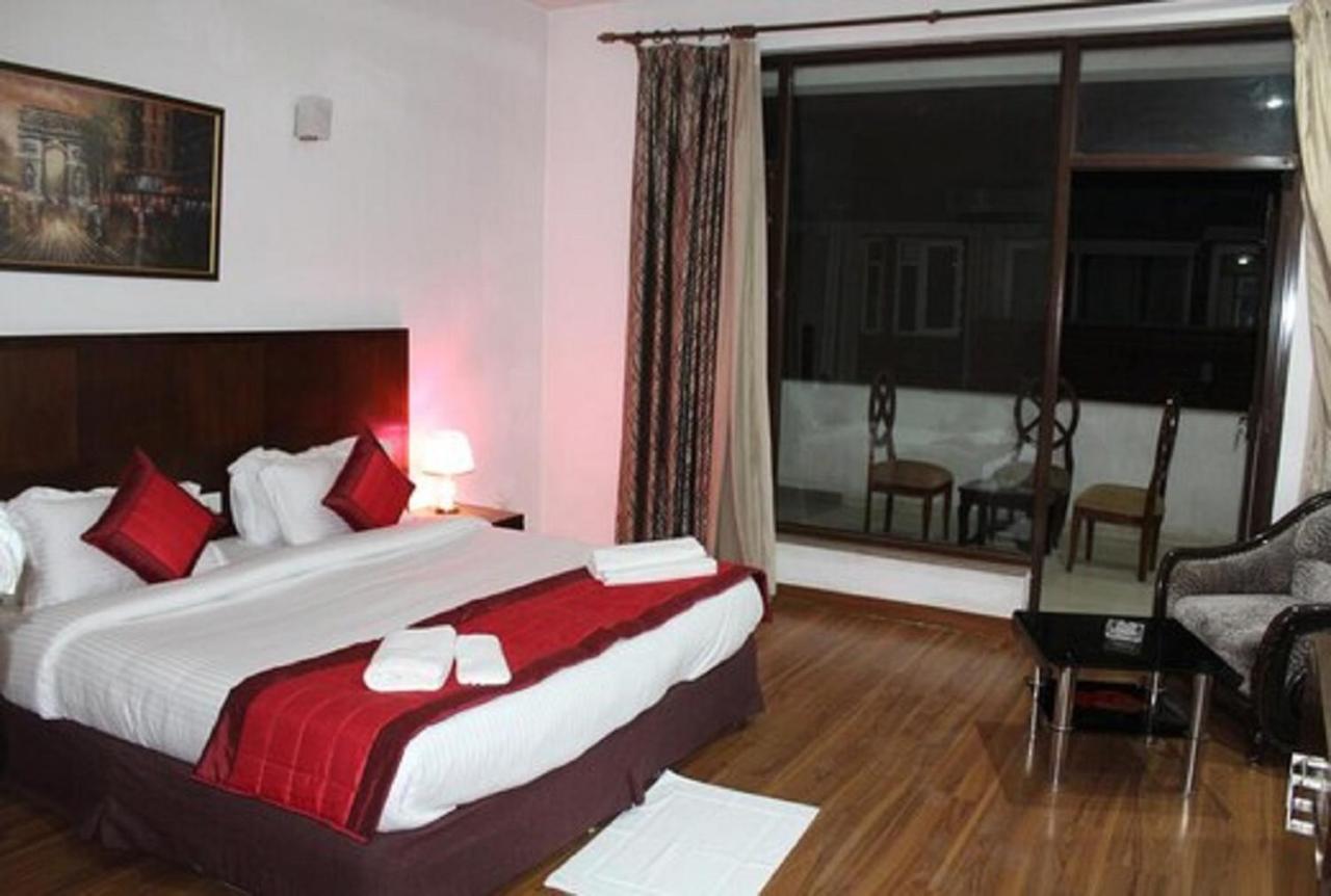 Lime Tree Hotel Sushant Lok Gurgaon Sector 29 Next To Iffco Chowk Metro Extérieur photo