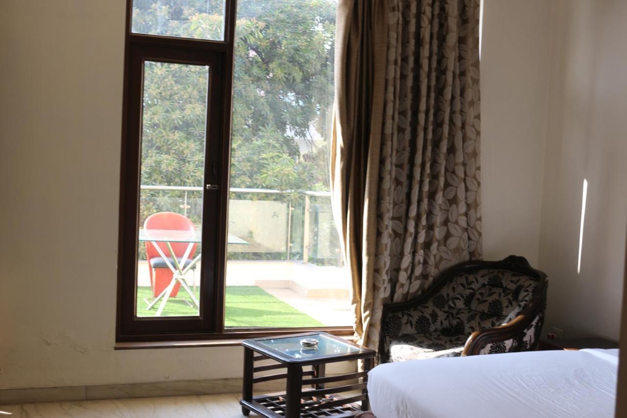 Lime Tree Hotel Sushant Lok Gurgaon Sector 29 Next To Iffco Chowk Metro Extérieur photo
